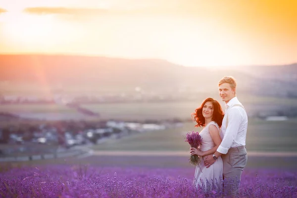 Unga Vackra Par Utomhus Bröllop Fotosession Poserar Fältet Lavendel — Stockfoto