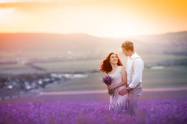 Junges Schönes Paar Posiert Bei Hochzeitsfotosession Freien Auf Dem Lavendelfeld — Stockfoto