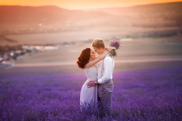 Giovane Bella Coppia Posa Sul Campo Lavanda — Foto Stock