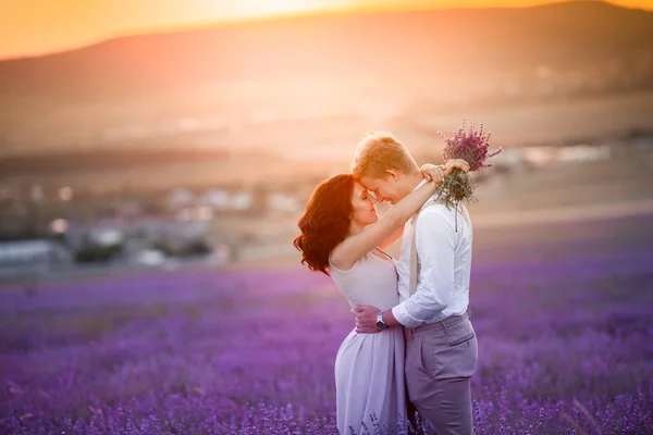 年轻美丽的夫妇摆在薰衣草领域 — 图库照片