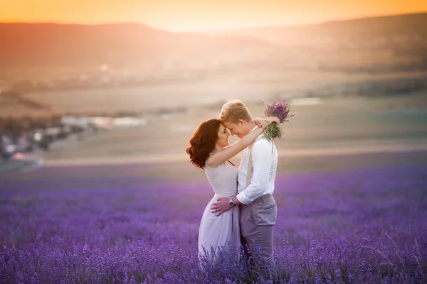 Giovane Bella Coppia Posa Sul Campo Lavanda — Foto Stock