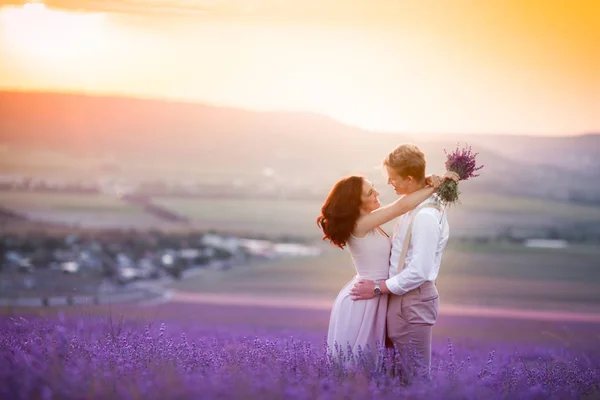 Jonge Mooie Paar Poseren Lavendel Veld — Stockfoto