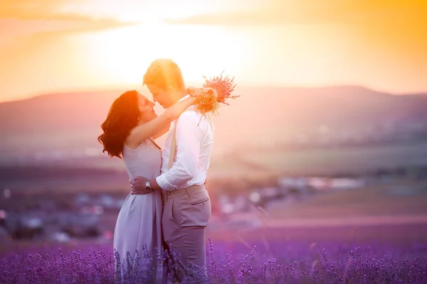 ラベンダー畑でポーズ美しいカップル — ストック写真