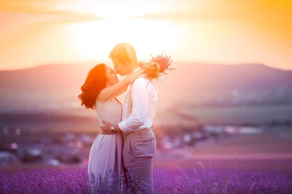 Young Beautiful Couple Posing Lavender Field — Stock Photo, Image