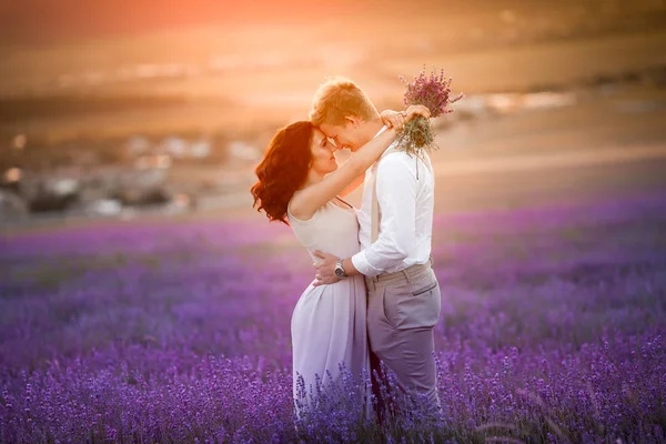 Giovane Bella Coppia Posa Sul Campo Lavanda — Foto Stock