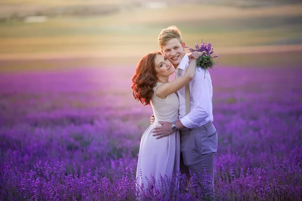 Giovane Bella Coppia Posa Sul Campo Lavanda — Foto Stock