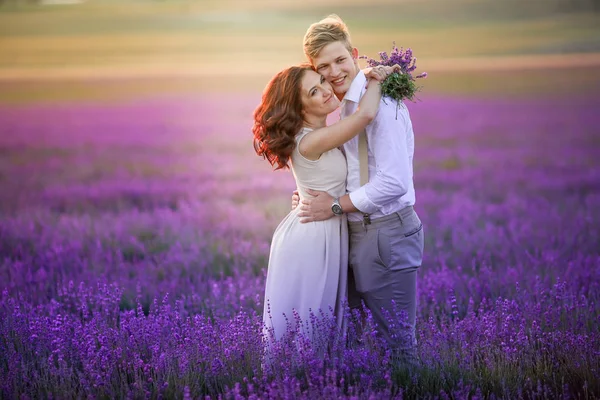 Jovem Belo Casal Posando Campo Lavanda — Fotografia de Stock