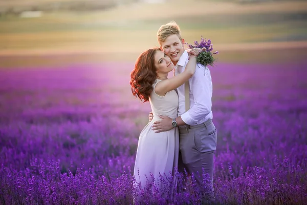 Jovem Belo Casal Posando Campo Lavanda — Fotografia de Stock