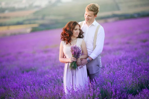 Jovem Belo Casal Posando Campo Lavanda — Fotografia de Stock