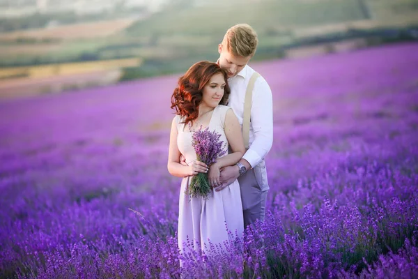 Giovane Bella Coppia Posa Sul Campo Lavanda — Foto Stock