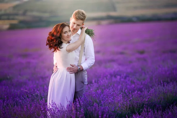 Giovane Bella Coppia Posa Sul Campo Lavanda — Foto Stock