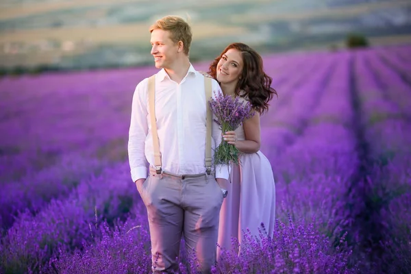 Giovane Bella Coppia Posa Sul Campo Lavanda — Foto Stock