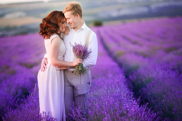 Giovane Bella Coppia Posa Sul Campo Lavanda — Foto Stock