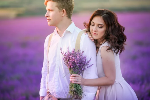 Unga Vackra Paret Poserar Lavendelfält — Stockfoto