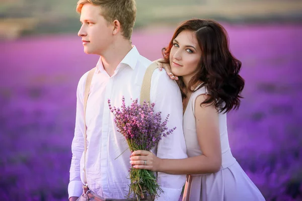 Joven Hermosa Pareja Posando Lavanda Campo —  Fotos de Stock