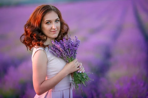 Hermosa Mujer Posando Campo Lavanda — Foto de Stock