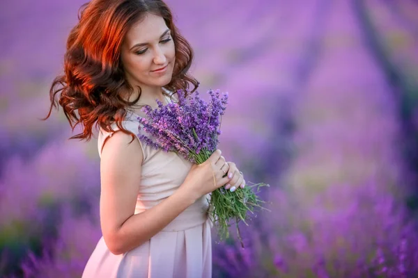 Beautiful Woman Posing Lavender Field — Stock Photo, Image