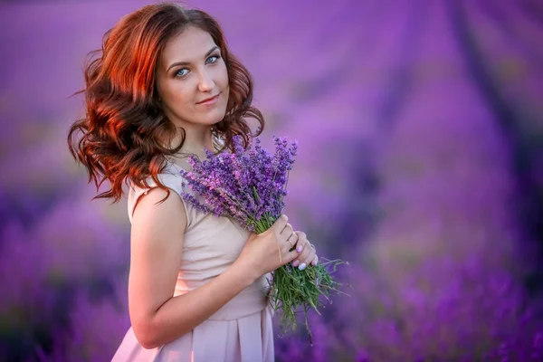 ラベンダー畑でポーズ美しい女性 — ストック写真