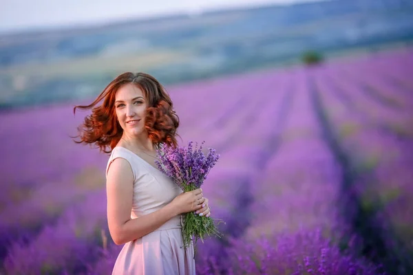 Bela Mulher Posando Campo Lavanda — Fotografia de Stock