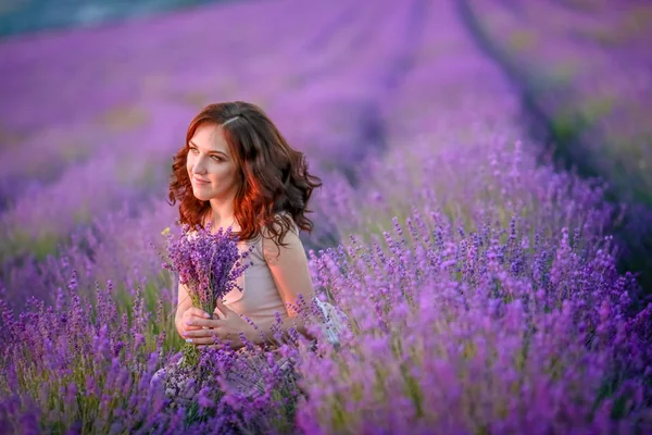 Schöne Frau Posiert Auf Lavendelfeld — Stockfoto