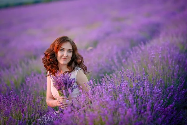 Vacker Kvinna Poserar Lavendelfält — Stockfoto