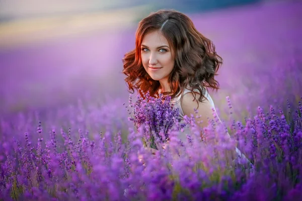 Hermosa Mujer Posando Campo Lavanda — Foto de Stock