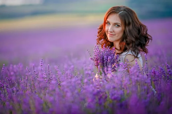 Hermosa Mujer Posando Campo Lavanda — Foto de Stock