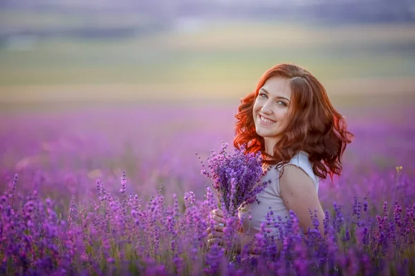 Hermosa Mujer Posando Campo Lavanda — Foto de Stock