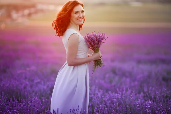Vacker Kvinna Poserar Lavendelfält — Stockfoto
