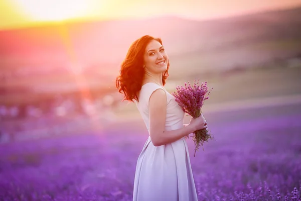 ラベンダー畑でポーズ美しい女性 — ストック写真