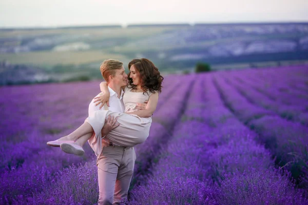 Jeune Couple Amoureux Posant Coucher Soleil Sur Champ Lavande — Photo