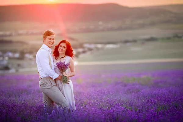 ラベンダー畑で日没時ポーズの愛の若いカップル — ストック写真