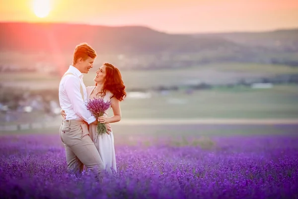 Giovane Coppia Innamorata Posa Tramonto Sul Campo Lavanda — Foto Stock