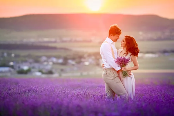 Jong Koppel Liefde Poseren Bij Zonsondergang Lavendel Veld — Stockfoto