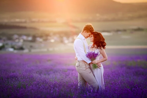 Giovane Coppia Innamorata Posa Tramonto Sul Campo Lavanda — Foto Stock