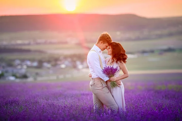 Giovane Coppia Innamorata Posa Tramonto Sul Campo Lavanda — Foto Stock