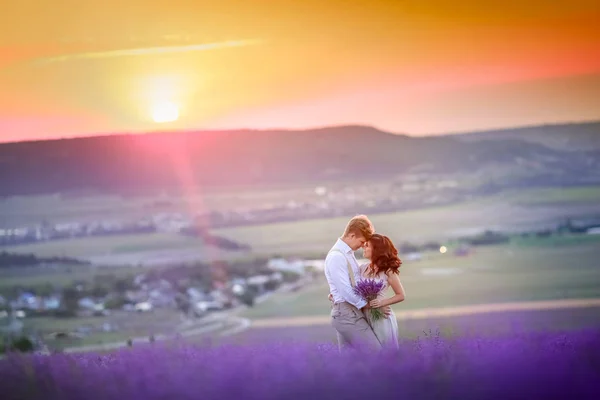 Junges Verliebtes Paar Posiert Bei Sonnenuntergang Auf Lavendelfeld — Stockfoto