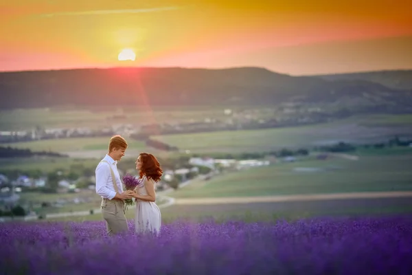 Giovane Coppia Innamorata Posa Tramonto Sul Campo Lavanda — Foto Stock