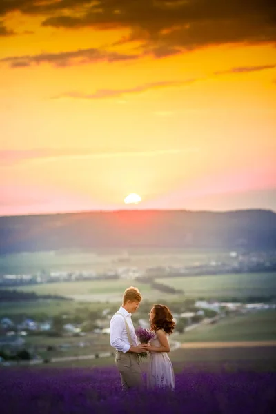 Jovem Casal Apaixonado Posando Pôr Sol Campo Lavanda — Fotografia de Stock