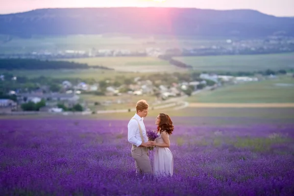 Ungt Par Kärlek Poserar Vid Solnedgången Lavendelfält — Stockfoto