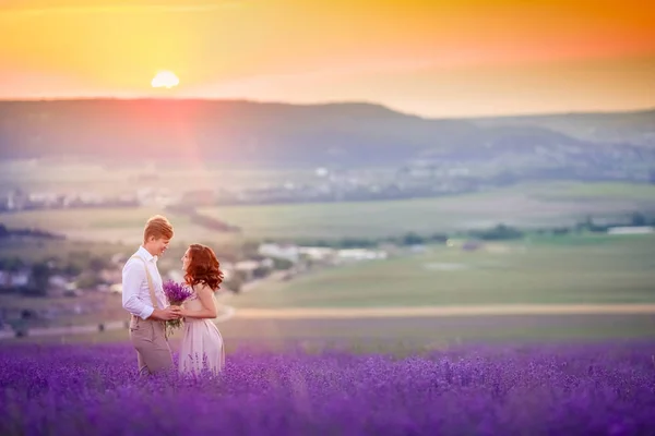 Jovem Casal Apaixonado Posando Pôr Sol Campo Lavanda — Fotografia de Stock