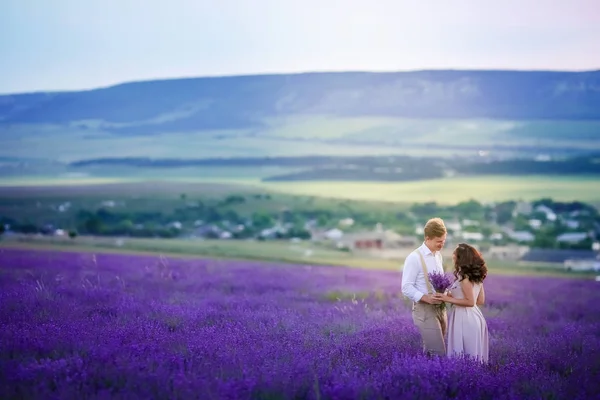 Gün Batımında Lavanta Sahada Poz Aşık Genç Çift — Stok fotoğraf