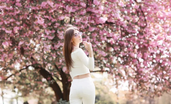 Belle Fille Posant Dans Jardin Près Arbre Fleurs — Photo