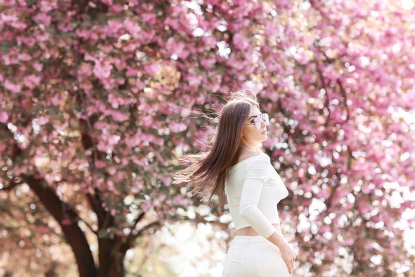 Jonge Mooie Vrouw Poseren Tegen Bloeiende Bomen — Stockfoto