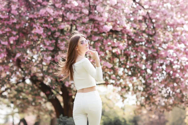 Jovem Bela Mulher Posando Contra Árvores Florescendo — Fotografia de Stock