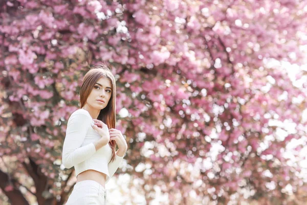 Ung Vacker Kvinna Poserar Mot Blommande Träd — Stockfoto