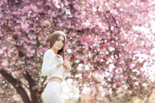 Ung Vacker Kvinna Poserar Mot Blommande Träd — Stockfoto