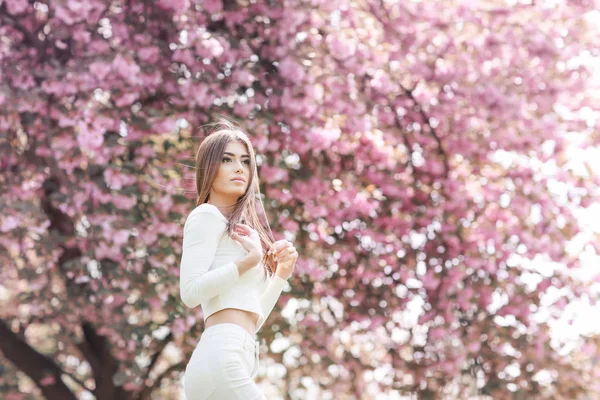 Joven Hermosa Mujer Posando Contra Los Árboles Flor — Foto de Stock