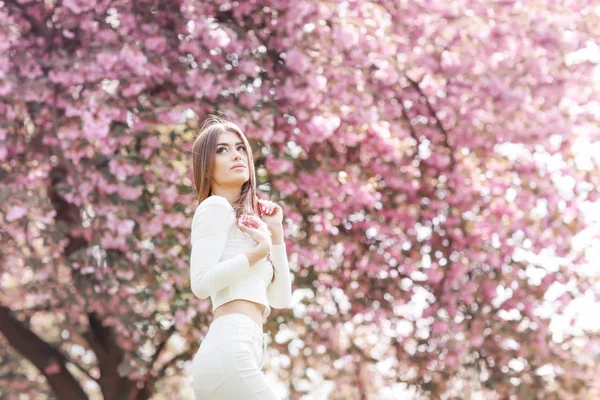 Jonge Mooie Vrouw Poseren Tegen Bloeiende Bomen — Stockfoto