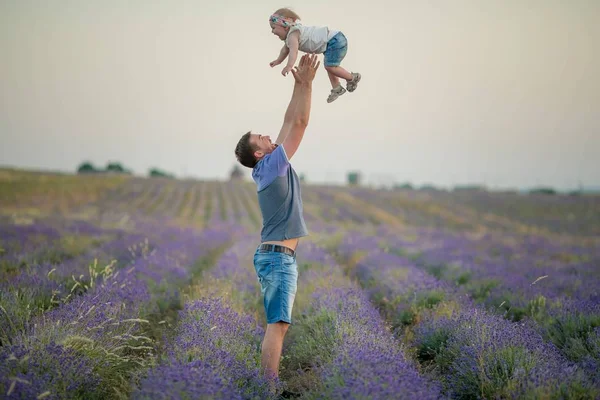 爱的父亲与可爱的女儿摆在薰衣草领域 图库图片